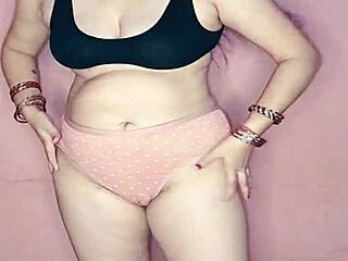 पूजा कैप्टिवेटिंग नूड डांस परफॉर्म करती है