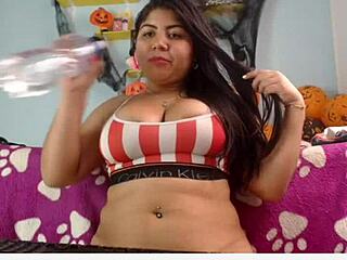 Hey, wanna watch me touch myself like this Indian beauty?