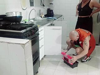 Plomero Termina Siendo Seducido Por Su Patrona Al Pasar Al Lado De El Mostrando Su Enorme Culo