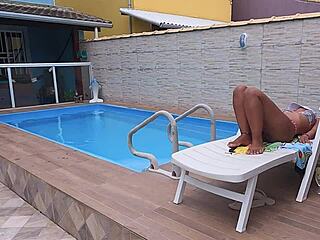 meu marido foi trabalhar, piscineiro limpa minha piscina