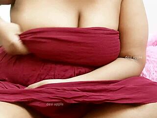 Indian Desi Aunty Showing Off Sexy Tits