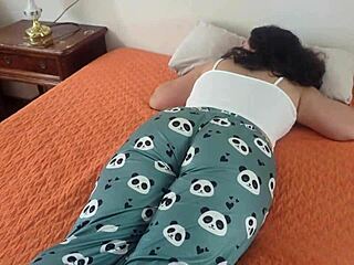 मैंने अपने सौतेले बेटे का कमरा साफ किया, उसने मसाज करने में देर न की, उसकी उंगलियां कमाल लगीं