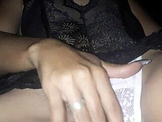 minha mulher se divertindo sosinha na cama