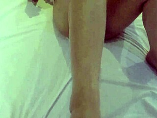 branquinha chupando e esfregando a bucetinha na portinha da buceta pra provocar o comedor