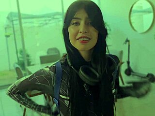 karol smith sexy friki es follada por su hermanastro a cambio de irse a la convenci�n y se corre dentro de ella