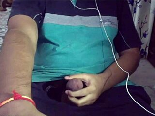 क्यूट इंडियन गे अपना मोटा लंड दिखा के जोरदार मुठ मार रहा!