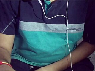 क्यूट इंडियन गे अपना मोटा लंड दिखा के जोरदार मुठ मार रहा!