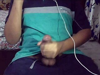 क्यूट इंडियन गे अपना मोटा लंड दिखा के जोरदार मुठ मार रहा!