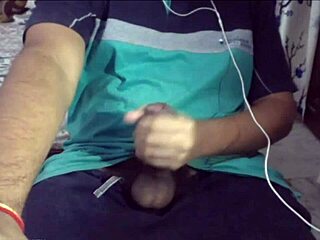 क्यूट इंडियन गे अपना मोटा लंड दिखा के जोरदार मुठ मार रहा!