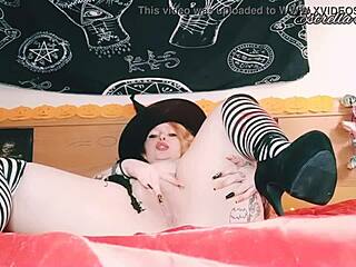 हैलोवीन पर कॉस्ट्यूम वाली विच लंबे नाखूनों से मास्टरबेट करती है