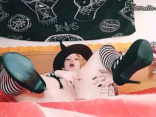 हैलोवीन पर कॉस्ट्यूम वाली विच लंबे नाखूनों से मास्टरबेट करती है