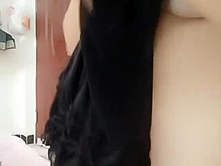 Gorgeous Girl Performs Live on Webcam