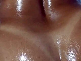 Esposa recebendo massagem e dando bucetinha para o marido