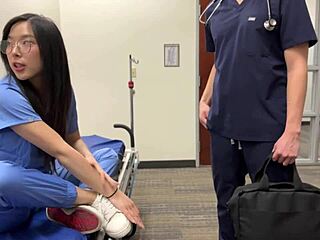 डरावना डॉक्टर ने युवा कोरियाई इंटर्न को करियर के लिए चुदाई करने का झांसा दिया!