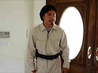 Mexican Exterminator FUCKS Milf with HUGE Tits Eva Karera Axxxteca