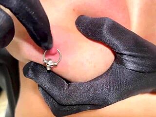 स्मोकिंग हॉट मिल्फ रेड लिपस्टिक में सैटिन ग्लव्स के साथ