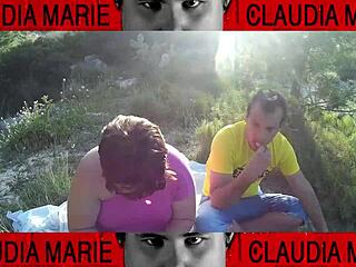 La Gorda Se Mete Galletas Por El Coño Y Luego Su Amigo Gay Se Las Come En Este Coño Cabe De Todo