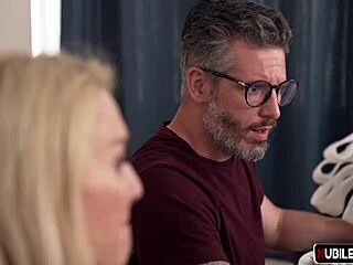 Demi Hawks and Liz Jordan stuff more than turkey in family pies s27-e3! 🦃