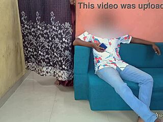 देवर भाभी को चोदता है जबकि पति घरेलू क्लिप में देखता है