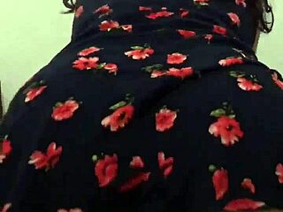 con la vecina en un vestido de flores muy rico