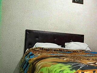 madrastra estaba ordenando mi cuarto en ropa sexy solo queria provocare y me la folle