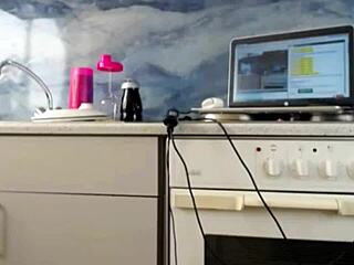 Sexydea Babe Plays on Live Webcam