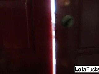 Bubble butt lola foxx plays with her tight wet pussy?