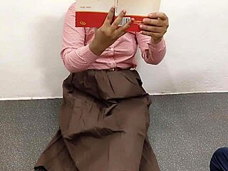 वाह, इस परफेक्ट युवा गर्लफ्रेंड 18+ को देखो जो आउटडोर में बॉयफ्रेंड पर वाइल्ड राइडिंग करती है!