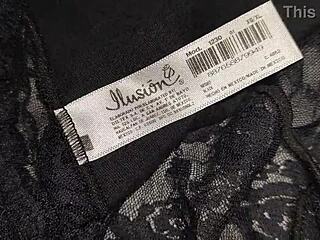 me corr� sobre los calzones negros de encaje de mi mejor amiga while masturbating