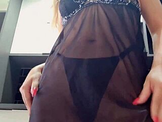 Loira Gostosa shakes big ass solo in kitchen