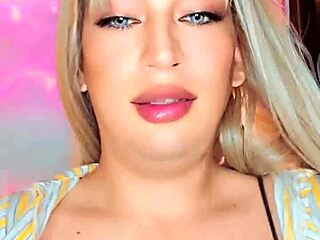 hermosa travesti strokes cock in crossdressing fun 😍