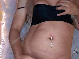 hermosa travesti strokes cock in crossdressing fun 😍