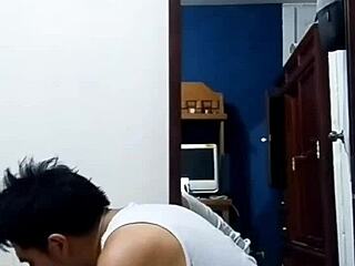 Young Twink Meets Horny Guy From Grindr