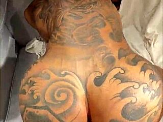 Essa bunda tatuada é tão gostosa de meter