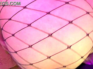 La más puta del colegio me contesta la video llamada y me muestra su gran culo mientras su novio descansa