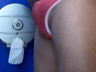 I masturbate with my cousin's thong 😏