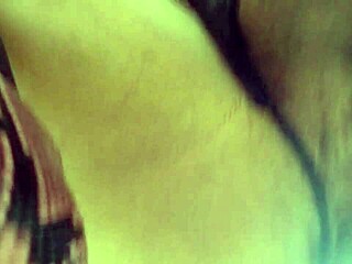 Me masturbo en tacones rosas