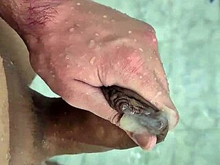 Gozando gostoso no banho