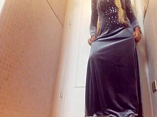 Hey, my Elsa cosplay will make you wanna watch close!