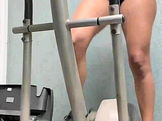 corajosa dares to lick pussy in gym