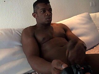 Amigo negro EXIBINDO o seu DOTE grande