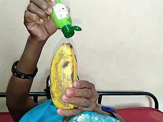 choot ki chudai with banana, so hot! 🍌