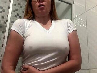 Milf Ruiva Gostosa Masturbates Her Shaved Pussy Until It's Soaking Wet