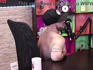 Tirando Roupas Apos Errarem No Jogo Da Putaria - Pitoco