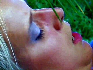 I'm blonde slut suckin n fuckin bareback