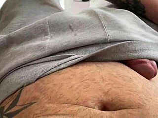 je lui branle sa grosse queue avec mes mains et pieds