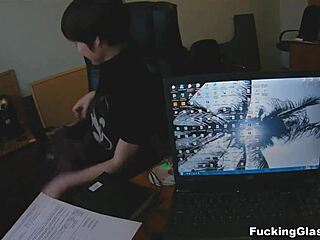 fucking glasses girl in a quickie, best deal ever 😏