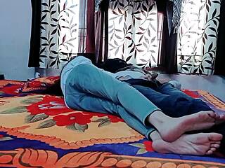 Slim Sexy Aunty Enjoys Big Cock in Hindi Desi Video