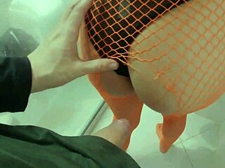 hermanastra perfecta sirve a su hermanastro con sus agujeros