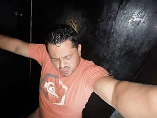 Mavambo tomou pica grossa no rabo por dinheiro, deu gostoso e pediu vinte reais.